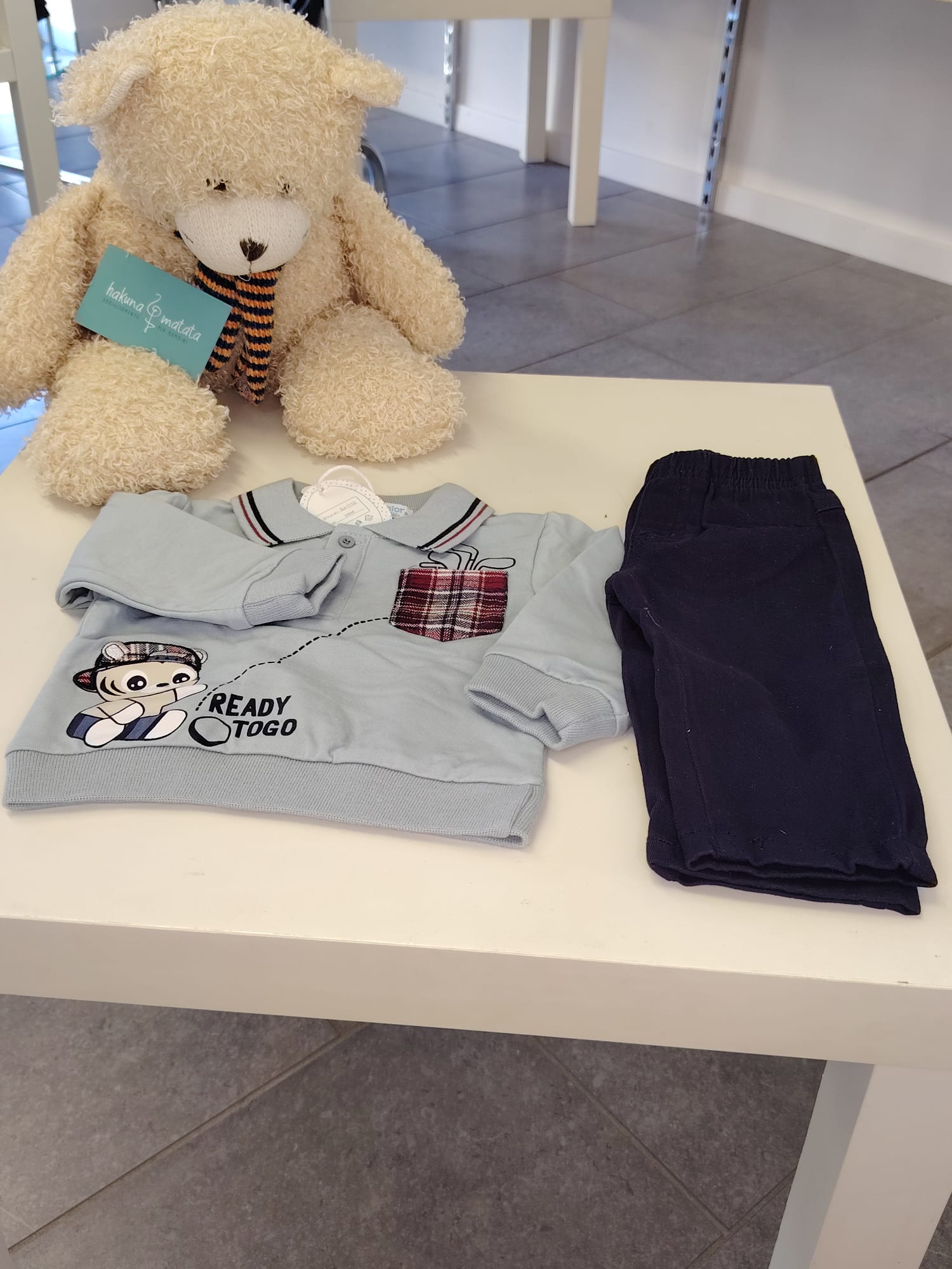 Completo maglia azzurra e pantaloni