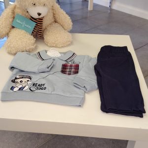 Completo maglia azzurra e pantaloni