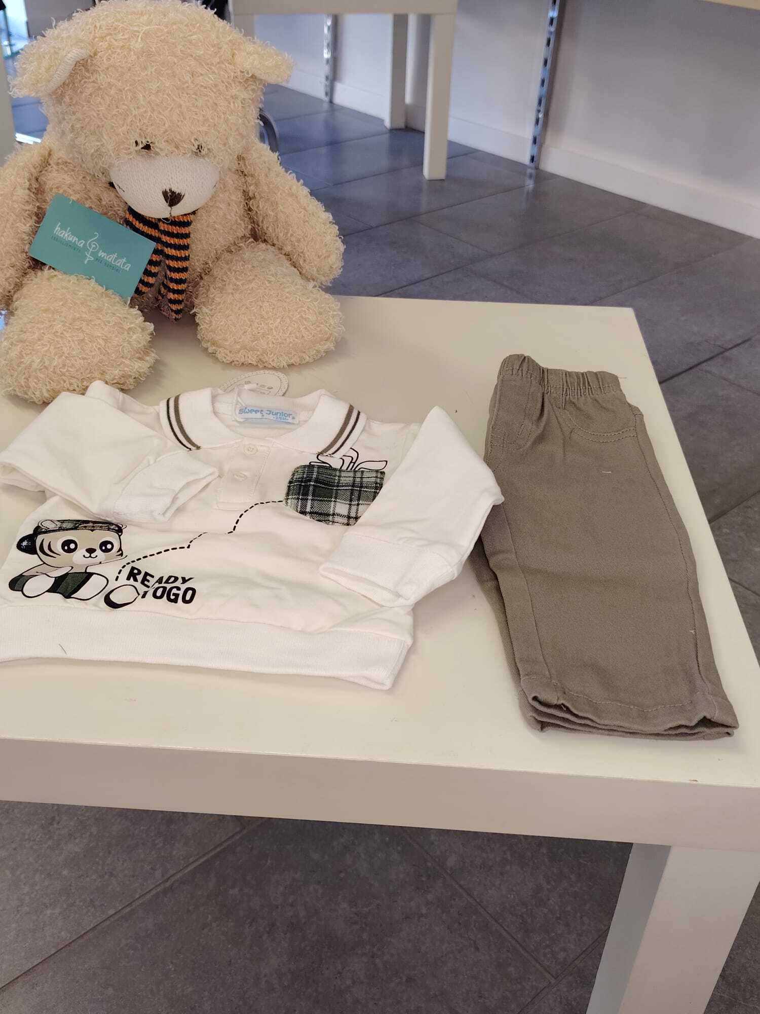 Completo maglia bianca e pantalone