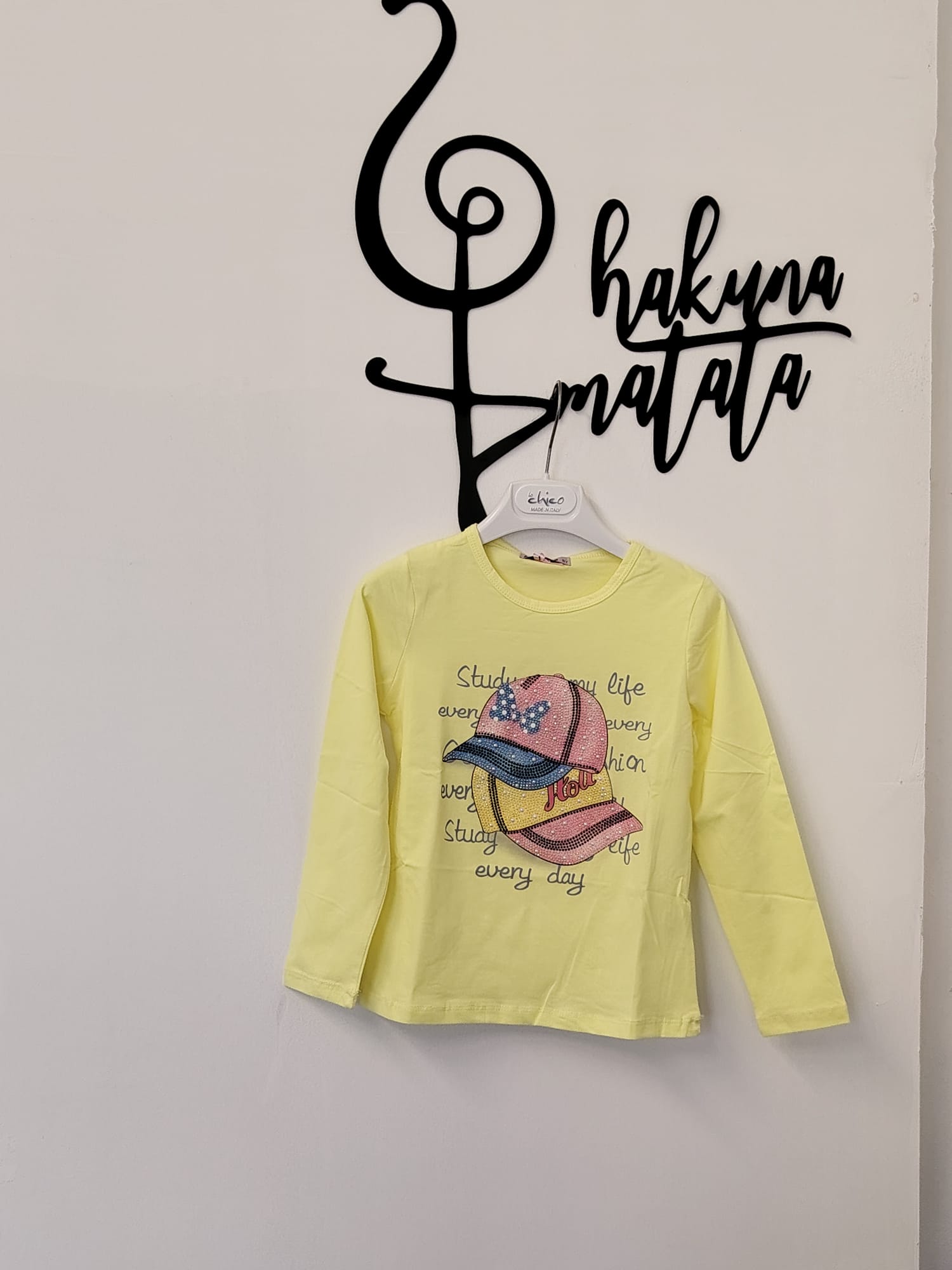 MAGLIA GIALLA CAPPELLO